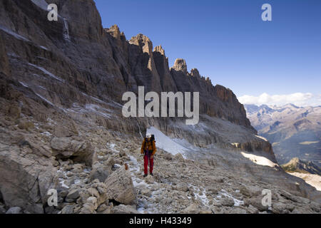 Italien, Trentino, Dolomiten, Madonna Tu Campiglio über Depression Boccette, Bergsteiger, Promotion, Kalk der Brenta-Dolomiten, Ostalpen, Alpen, Alpen, Berge, Hochgebirges, Leute, Mann, Helm, Rucksack, unterwegs, Bewegung, Belastung, Herausforderung, Bergsteigen, Aktivität, Hobby, Freizeit, Sport, Bergsport, Klettern Stockfoto