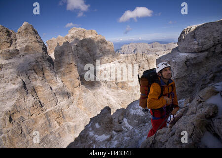 Italien, Trentino, Dolomiten, Madonna Tu Campiglio über Depression Boccette, Bergsteiger, Promotion, Kalk der Brenta-Dolomiten, Ostalpen, Alpen, Alpen, Berge, Berge, Gipfel, Felsen, Hochgebirges, Leute, Mann, Kletterhelm, Rucksack, Klettern, Belastung, Herausforderung, Bergsteigen, Aktivität, Hobby, Freizeit, Sport, Bergsport, Stockfoto