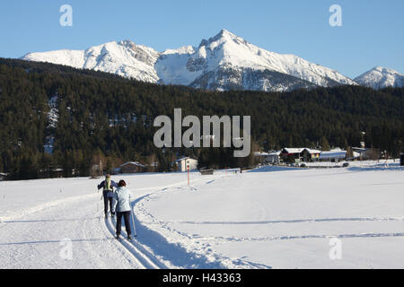 Österreich, Tirol, Meer Bereich, Wintersport, Langlaufen, Langlaufloipe, Berglandschaft, Landschaft, Natur, Sport, Wintersportler, Skilangläufer, Berge, Reitherspitze, Menschen, Freizeit, Hobby, Schnee, Langlauf, Langlaufloipe, Langlaufen, zurückverfolgt, Spuren, klassisch, die Skatingspur, winter, Norden, sonnig, sportlich, Resort, Urlaub, Aktivität, Winterurlaub, Rückansicht, Stockfoto