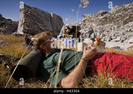 Italien, Trentino, Dolomiten, Madonna Tu Campiglio, Alm, Bergsteiger, Ruhe, Kaffee, trinken, Erholung, die Brenta-Dolomiten, Ostalpen, Kalk, Alpen, Alpen, Berge, Berge, Gipfel, Felsen, Hochgebirges, Menschen, Mann, liegen, ruhen, Erholung, genießen, Bergsteigen, Aktivität, Hobby, Freizeit, Sport, Bergsport, Abgeschiedenheit, Stockfoto