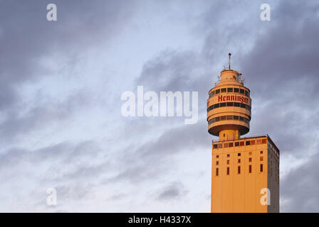 Deutschland, Hessen, Frankfurt am Main, Henninger Turm, Abendlicht, Stockfoto