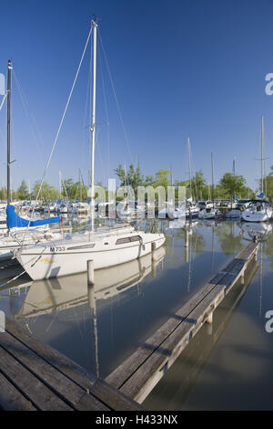 Österreich, Burgenland, Illmitz, Hafen, Stiefel, Segelboote, Brücke, Stockfoto