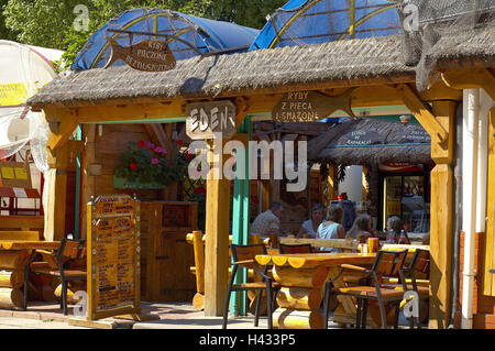 Polen, Pommern, Miedzyzdroje, Strandrestaurant, Gäste, Stockfoto