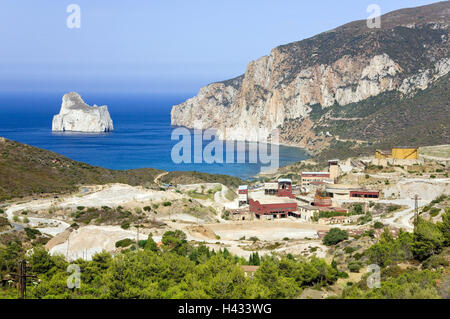 Italien, Sardinien, Südwestküste, Küstenlandschaft, Bergbau Anlagen, Hintergrund, Pan di Zucchero, Europa, Küste, Bergbau, Ruinen, alten, stillgelegten, Industrie, Galle Küste felsig, Klippen, Berge, Berge, Bogen Reduktion, Galle Insel, Meer, Mittelmeer, menschenleer, im Außenbereich Stockfoto