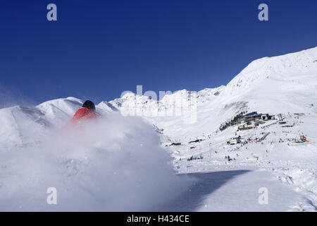 Österreich, Tirol, Serfaus, Komperdell, Ski Piste, Skifahrer, Schnee, Alpen, Berge, Berge, Saison, Winter, Schnee, Schnee, Winter-Sport-Bereich, Wintersport, Skifahren, Bereich, Tourismus, Tourismus, Hobby, Freizeit, Skiurlaub, Schnee, Staub, Sport, Skifahren, Himmel, blau, wolkenlos, Stockfoto