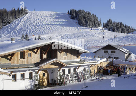 Österreich, Tirol, Serfaus, Alp Kopf, Ski Piste, Bergrestaurant, Alpen, Berge, Berge, Saison, Winter, Schnee, Schnee, Winter-Sport-Bereich, Wintersport, Skigebiet, Tourismus, Tourismus, Hütte, Skihütte, Skifahrer, Ski, außen, Start-und Landebahn, Gebäude, Architektur, Stockfoto