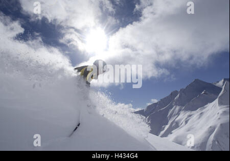 Österreich, Tirol, Serfaus, Skifahren, Piste, Skifahrer, Seitenansicht, Schnee, Gegenlicht, Model Release, Alpen, Berge, Berge, Saison, Winter, Schnee, Schnee-bedeckten, Wintersportgebiet, Wintersport, Skifahren, Umgebung, Tourismus, Tourismus, Sport, Sport, Skifahren, Wolken, Pulverschnee, Skiurlaub, Tiefschnee, sonnig, Menschen, Stockfoto