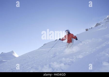 Österreich, Tirol, Serfaus, Skifahren, Piste, Ski, Schnee, Model Release, Alpen, Berge, Berge, Saison, Winter, Schnee, Schnee-bedeckten, Wintersportgebiet, Wintersport, Skifahren, Bereich, Tourismus, Tourismus, Person, Skifahren, Start-und Landebahn, weniger Abfahrt, weniger Col-Abfahrt, Abreise, Skifahrer, Helm, Freizeit, Aktivität, Bewegung, aktiv, Stockfoto