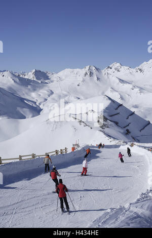 Österreich, Tirol, Serfaus-Fiss-Ladis, Ski Piste, Skifahrer, kein Model-Release, Alpen, Berge, Berge, Saison, Winter, Schnee, Schnee-bedeckten, Wintersportgebiet, Wintersport, Skigebiet, Tourismus, Tourismus, Start-und Landebahn, Abfahrt, Ski, Person, Sport, Freizeit, Hobby, Himmel, blau, wolkenlos, Lawinenverbauung, Stockfoto