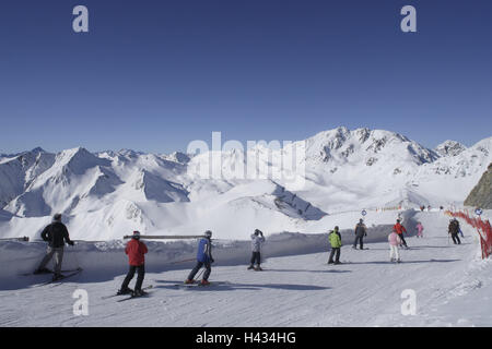 Österreich, Tirol, Serfaus-Fiss-Ladis, der Ski-Piste, Skifahrer, keine Model-Release, Alpen, Berge, Berge, der Saison, Winter, Schnee, Schnee, Winter-Sport-Bereich, Wintersport, Skifahren, Umgebung, Tourismus, Tourismus, Start-und Landebahn, Abfahrt, Skifahren, Person, Sport, Freizeit, Hobby, Himmel, blau, wolkenlos, Stockfoto