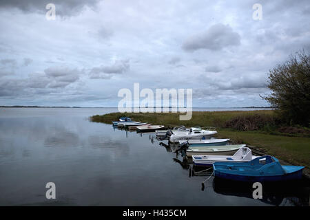 Deutschland, Mecklenburg-Vorpommern, Ostsee, Insel Rügen, Dranske, Ostsee, Küste, Bootssteg, Stiefel, Ostseeinsel, Ostsee Bad, Meer, Küstenregion, Strand, Motorboote, Stiefel, Anker, investieren, schöne Wolken, bewölkten Himmel, Reiseziel, Tourismus, menschenleer, Stockfoto