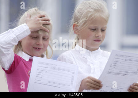 Grundschule, Berichte, Blick, Mädchen, Schulmädchen, 6-10 Jahre, außerhalb, Bildung, Blond, zwei, Freunde, Bericht, Grundschule, Kinder, lernen, Pisa-Studie, Porträt, Spielplatz, Schule Partitur, wissen, Erwartung, Berichte, schlecht, ist enttäuschend, ist überrascht, betrachten, Porträt, außerhalb, Stockfoto