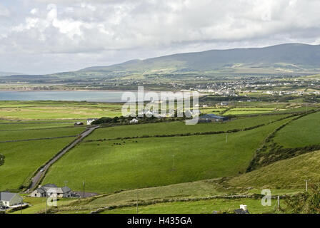 Irland, Munster, Kerry, Iveragh-Halbinsel, Waterville, lokale Ansicht, Felder, Wiesen, Berge, Landschaft, Breite, Abstand, Ansicht, Himmel, Wolken, Cloudies, Straße, Küste, Meer, Stockfoto