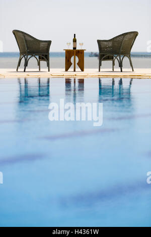 Pool, Stühle, Tisch, Flasche Wein, Gläser, Meer Blick, Stockfoto