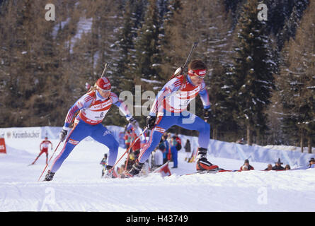 Italien, Südtirol, Antholz, WM 2008, Biathlon, Rennstrecke, Männer, in Russisch, Veranstaltungsgelände, Event-Passage, Event, Weltcup-Rennen, WM 2008, sport, Wintersport, Skifahren, Schaltung Sport, International, Event, Skating, laufen, Belastung, Bewegung, Waffen, Fußböden, Sportler, Biathleten, Skater, Russen, zwei, Zuschauer, Menschen, Stockfoto