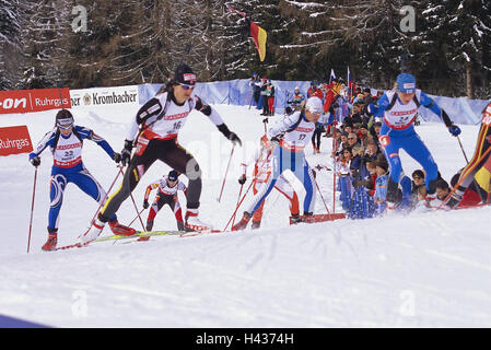 Italien, Südtirol, Antholz, WM 2008, Biathlon, Rennstrecke, Frauen, bergauf, Veranstaltungsort, Event Passage, Event, Weltcup-Rennen, WM 2008, Sportlerinnen, Biathleten, Skat Sulcuses, deutschen, Sport, Wintersport, Skifahren, Schaltung, Sport, International, Belastung, Waffen, Fußböden, Sportlerin, Spannung, Zuschauer, Person, Stockfoto