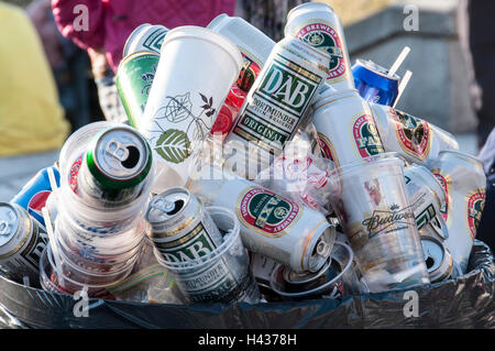 Après-Ski Bierdosen, Place Saint-Bernard Mont Tremblant Basis Dorf, Quebec, Kanada. Stockfoto