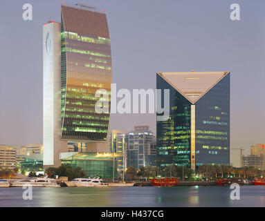 Vereinigte Arabische Emirate, Dubai, Dubai Creek, Nationalbank, Yachten, Nachtbeleuchtung, VAE, Stadt, Wasser, Einlass, Bürogebäude, Gebäude, Bank, Handelskammer, Wolkenkratzer, Restaurant, Stiefel, Boot-Restaurant, Palmen, Tourismus, Attraktion, verlassenen, Dusk, Lichter, Stockfoto