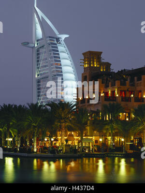 Vereinigte Arabische Emirate, Dubai, Madinat Jumeirah, Hotel Burj Al Arab, Restaurants, Dämmerung, Beleuchtung, VAE, Stadt, Architektur, Hotel, Form, Segel-Like, Gebäude, Hotel, Wahrzeichen, Struktur, Architektur, Modern, Architektur, Segel-ähnliche, Luxus, fünf-Sterne-Hotel, Traumhotel, Reichtum, Hafen, Wasser, Spiegelung, Lichter, Abend, Urlaub, Tourismus, Palmen, Stockfoto