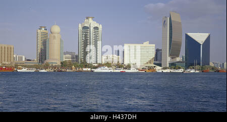 Vereinigte Arabische Emirate, Dubai, Dubai Creek, Skyline, VAE, Stadt, Dhauhafen, Hafen, Kanal, Hochhäuser, Wolkenkratzer, Gebäude, Bürogebäude, Banken, Nationalbank, Architektur, Modern, Orte von Interesse, Wasser, Kanal, Schiffe, Yachten, Tourismus, Attraktion, Sonnenlicht, menschenleer, Panorama, Stockfoto