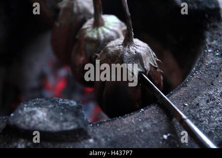 Auberginen-Grill auf Holzfeuer. Stockfoto