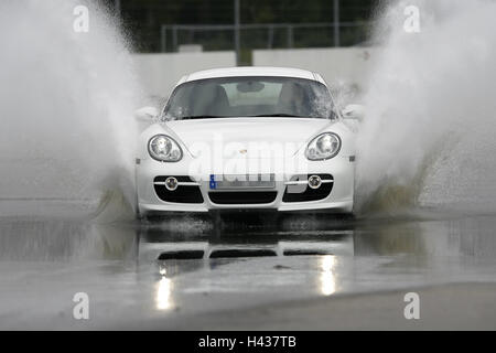 Porsche Cayman, Wasser, Spritzer, fahren, Auto, draußen, Porsche Cayman, front Ansicht, Schaum, Düsen, Luxus, Pfütze, Sportwagen, Luxus-Auto, edel, exklusiv, frontal, gehen, weiß Wasserhindernis, Teststrecke, Stockfoto