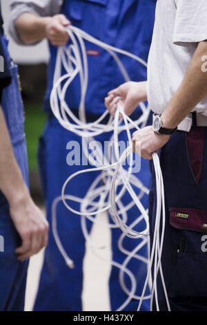 Elektriker, Kabel, Lay, Detail, Person, Männer, Arbeiter, drei, Arbeitskleidung, elektrische Kabel, Netzwerkkabel, halten, entwirren, Anlage Bauer, Industrie, Arbeit, Beruf, Computer-Verkabelung, Elektronik, Netzwerk, Netzbau, Strom, Sammelschiene, Stromnetz, Technologie, Teamwork, zusammen, helfen, innen, Stockfoto