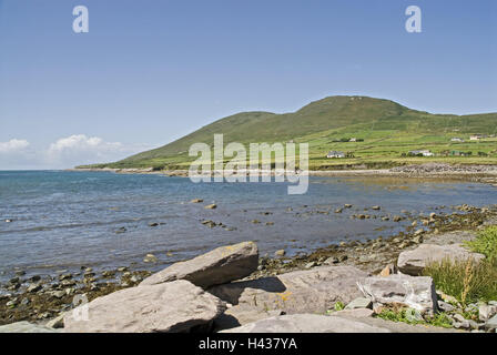 Irland, Munster, Kerry, Iveragh-Halbinsel, Cahirciveen, Balycarbery, Strand, Meer, die Bucht, Landschaft, Küste, Küstenlandschaft, Hügel, Wiesen, Meer, Steinen, Felsen, Blick, menschenleer, Stockfoto