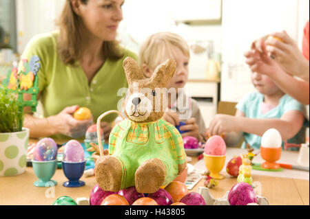 Ostern, Kinder, Ostereier, Lacke, Mutter, Hilfe, Osterfest, Ostern, Person, Geschwister, Mädchen, junge, Frau, Eiern, Geflügel, Eiern, Farbe, Schmuck, Dekoration, Osterdekoration, Traditionen, Tradition, Osterbräuche, Ostern Brauch, Aktivität, Keramik-Figur, Osterhase, Stockfoto