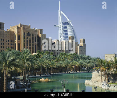 Vereinigte Arabische Emirate, Dubai, Madinat Jumeirah, Hotel Burj Al Arab, Mina A'Salam, VAE, Stadt, Architektur, Form, Segel-Like, Gebäude, Hotel, Hotelgebäude, Wahrzeichen, Architektur, Segel-ähnliche Strukturen, architektonischen Stil, Modern, Luxus, fünf-Sterne-Hotels, Traumhotels, Reichtum, menschenleer, Tourismus, Urlaub, Lagune, Palmen, Stockfoto