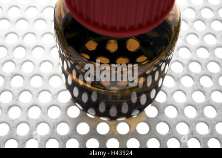 Amber Bottle, Schraubverschluss, perforierte Platte, Detail, Stockfoto