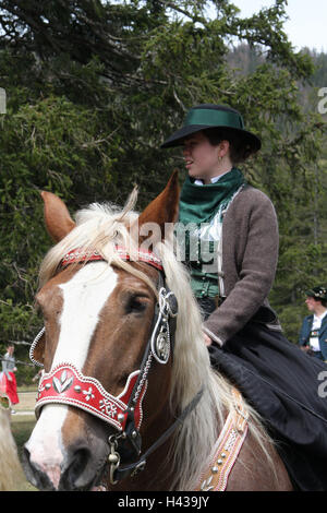 Deutschland, Bayern, Mittenwald, Georgi Ritt, Pferd, Reiter, Costume national, kein Model-Release, Süddeutschland, Upper Bavaria, Tier, Urlaub, Urlaub, Georgi, Person, Frau, Pilgerreise, Wallfahrt des Pferdes, Jubiläum, prächtig, dekoriert, Segen, außen, Traditionen, Dirndl, Pflege, Stockfoto