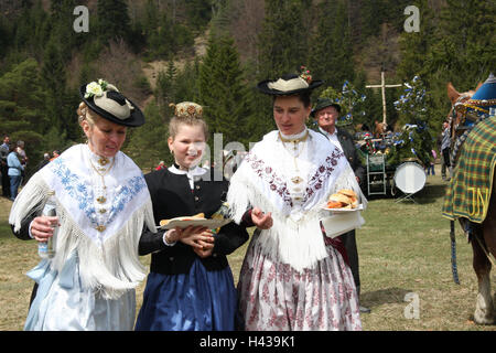 Deutschland, Bayern, Mittenwald, Georgi Reiten, Frauen, drei, National Kostüm, Snack, kein Model-Release, Süddeutschland, Upper Bavaria, Tiere, Urlaub, Urlaub, Georgi, Person, Mädchen, Pilgerreise, Wallfahrt des Pferdes, Jubiläum, dekoriert, Segen, außen, Traditionen, Folklore, Dirndl, Hüte, Kopfbedeckungen, Snack, Stockfoto