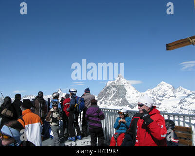 Schweiz, Wallis, trockenen Brücke, Tourist, Aussicht, Berge, Matterhorn, Dent Blanche, kein Model-Release, Berge, Alpen, Berglandschaft, Bergregion, tief verschneiten Jahreszeit, Winter, Schnee, Gipfel, Sonne, Himmel, blau, Wintersportgebiet, Suche, Stockfoto