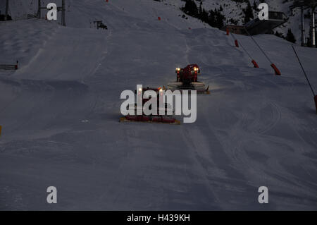 Österreich, Tirol, Meer Bereich Ski Area, Pferd Hütte, Pistenraupen, Abenddämmerung, Nordtirol, Skigebiet, Start-und Landebahn, Ski Piste, Abfahrt, Skilift, gezogenen Aufzug, Schnee, Spuren, Pistenraupen, Gleisbau Fahrzeuge, Start-und Landebahn Fahrzeuge, Fahrzeuge, Beleuchtung, Pistenpräparierung, Präparierung, Stockfoto