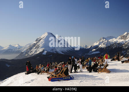 Österreich, Tirol, Meer Bereich, Ski Gebiet, Pferd Hütte, Sonnenterrasse, Skifahrer, Aussicht, Berge, Himmel, blau, Nordtirol, Ski Gebiet, Pferd Hütte, Schnee, Person, Urlaub, Skiurlaub, Winterurlaub, Liegestühle, sonnen sich, genießen Sie Ruhe, nehmen sie es einfach, Berge, Alpen, Sonne, Winter, Stockfoto