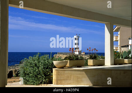 Spanien, die Balearen Insel Mallorca, Colonia de Sant Jordi, Hotel, außen, Ansicht, Leuchtturm, Meer, Insel der Balearen, Insel, Mallorca, Santanyi, Resort, Gebäude, Balkone, Baken, berührt, Navigation, Orientierung, Ausrichtung, Blumen, Pflanzen, grün, nimm es leicht, das Mittelmeer, Himmel, blau, niemand, Stockfoto