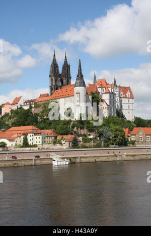 Deutschland, Sachsen, Meißen, Blick auf die Stadt, Schlossberg, Albrechts Schloss, Dom, die Elbe, Sommer Stadtbild, Fluss, Altstadt, Häuser, Wohnhäuser, Kirche, Kathedrale, Schloss, Burg Gebäude in 1471-85, spätgotisch, Strukturen, Architektur, Kultur, Orte von Interesse, Reiseziel, Tourismus, Städtereisen, Stockfoto