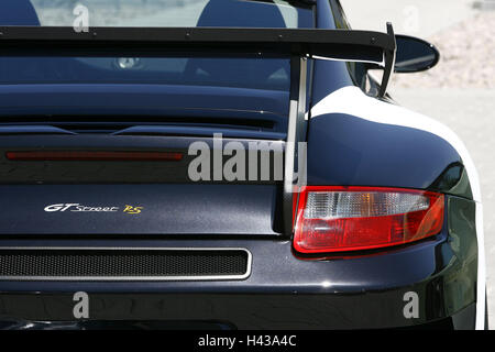 https://l450v.alamy.com/450vde/h43a4c/porsche-ruckansicht-detail-auto-fahrzeug-sportwagen-schwarz-spoiler-hintere-spoiler-stimmung-auto-design-h43a4c.jpg