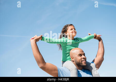 Vater mit Tochter auf Schultern Stockfoto