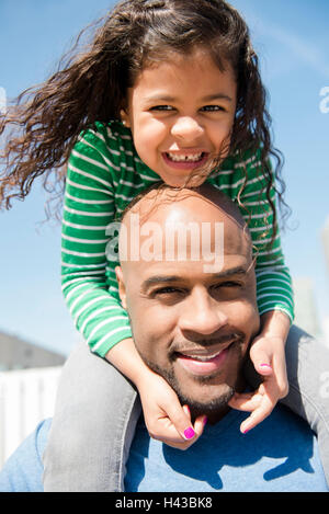 Vater mit Tochter auf Schultern Stockfoto