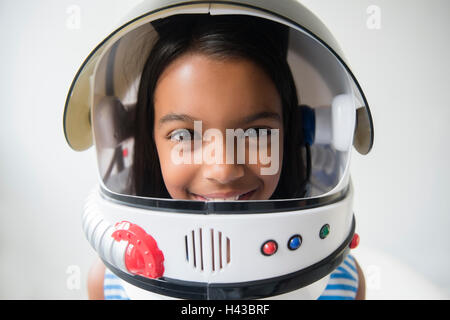 Gemischte Rennen Mädchen Helm astronaut Stockfoto