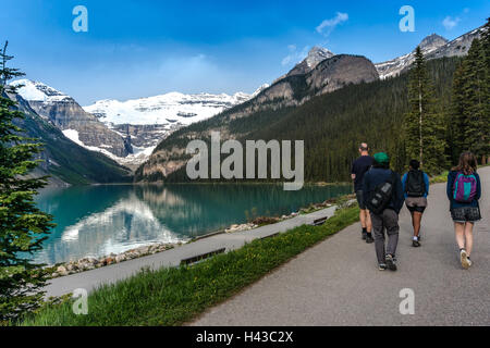 Familie wandern von Lake Louise, Banff Nationalpark, Kanadische Rockies, Alberta, Kanada Stockfoto