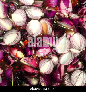 Eingelegte Rote Zwiebeln mit chili Stockfoto