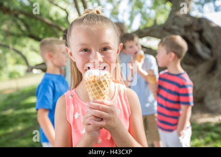 Kaukasische Mädchen essen Eiscreme-Kegel Stockfoto