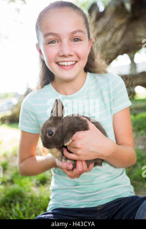 Kaukasische Mädchen halten Kaninchen Stockfoto