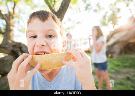 Kaukasische junge Melone Essen Stockfoto