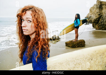 Schwere Frauen Surfbretter am Strand Stockfoto