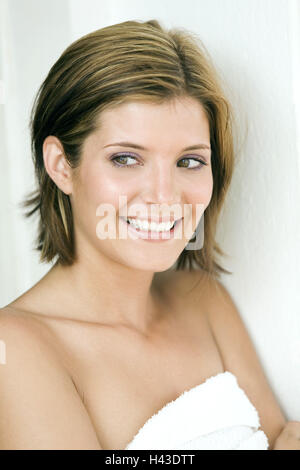 Frau, Lächeln, jung, brünett, Handtuch, Porträt, Seitenansicht, Modell veröffentlicht, anzeigen Stockfoto