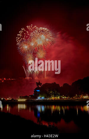 Buntes Feuerwerk auf der Festung Ehrenbreitstein, Koblenz-Sommerfest, Rhein in Flammen, Rhein in Flammen 2016, deutsche Stockfoto